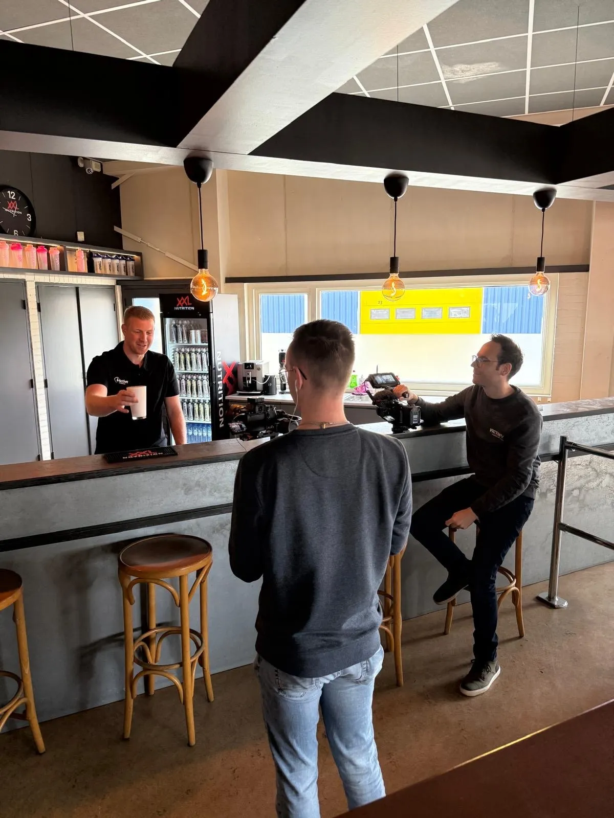 TikTok adverteren: REUS filmt een video in een sportschool