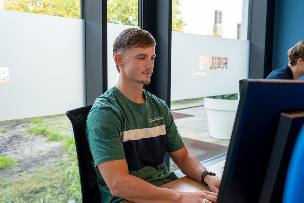 Een collega van REUS schrijft teksten achter de computer