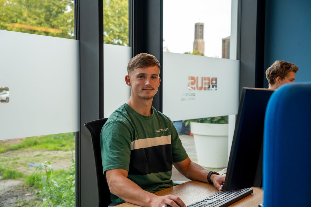 Website laten maken: Sam van REUS aan het werk achter de computer
