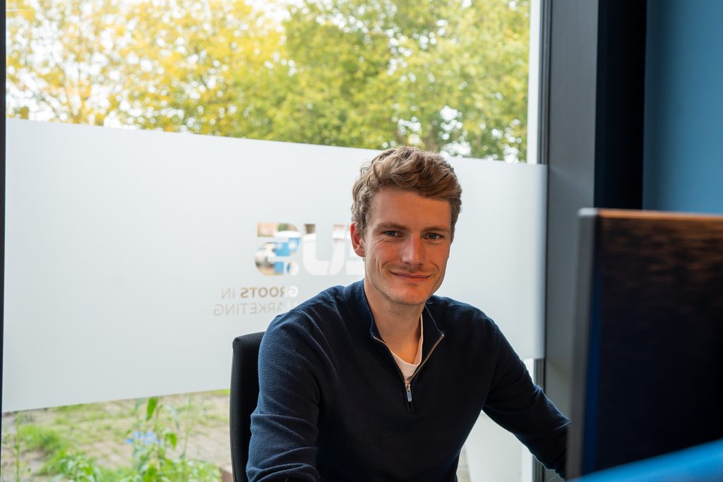 Copywriting: een collega van REUS schrijft teksten achter de computer