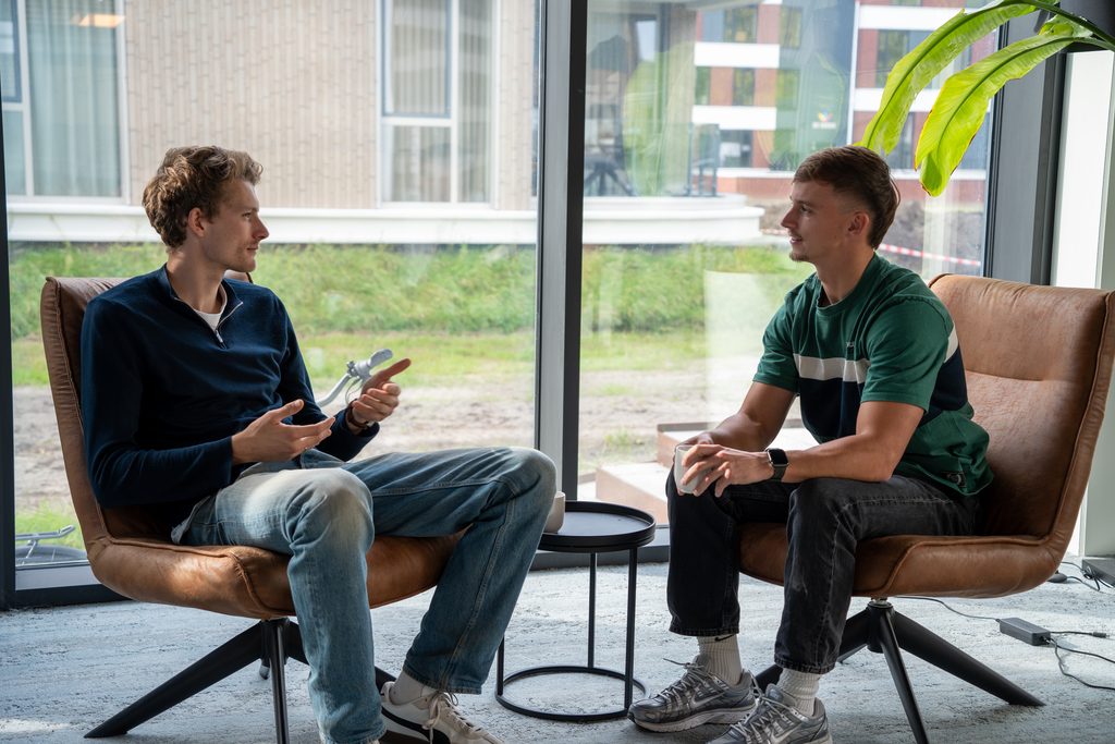 Overleg over teksten op het kantoor van REUS