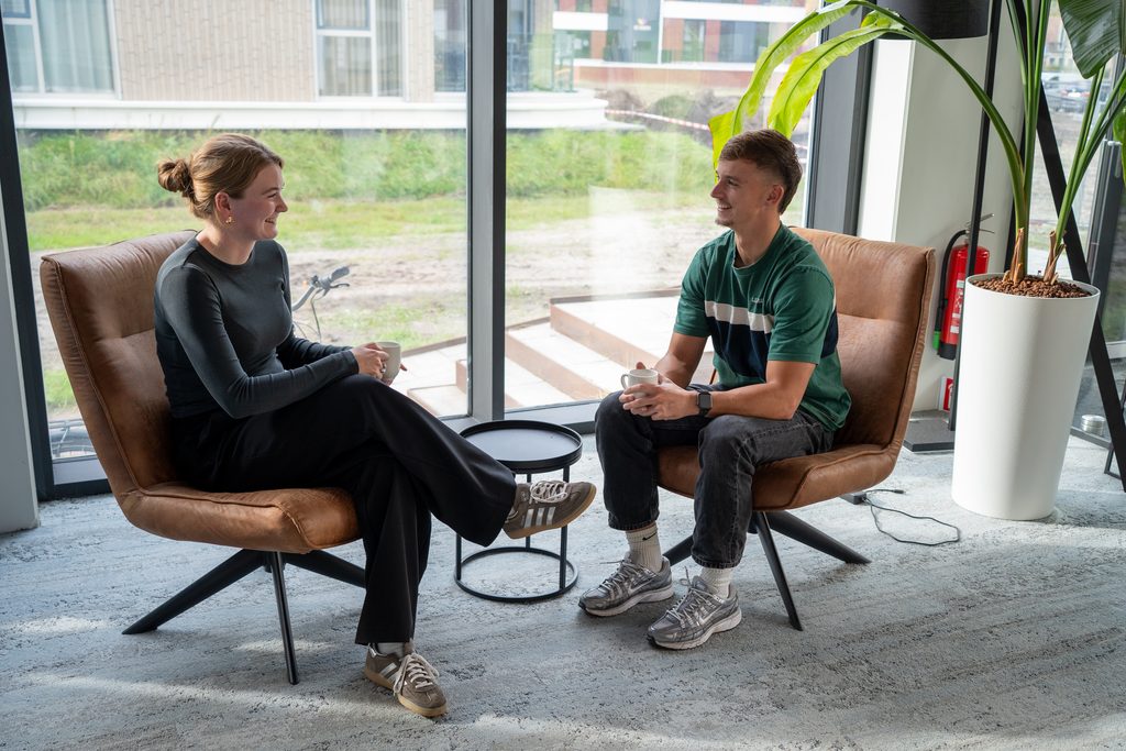 Collega's van REUS overleggen over een website