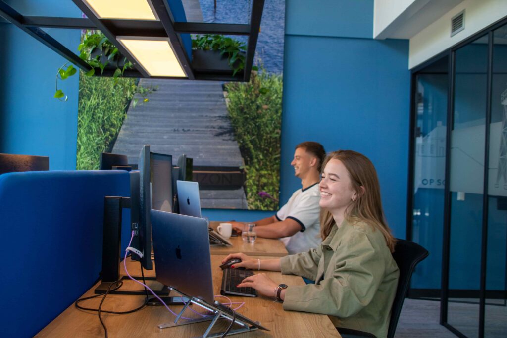 E-mailmarketing: collega's van REUS werken aan een nieuwsbrief
