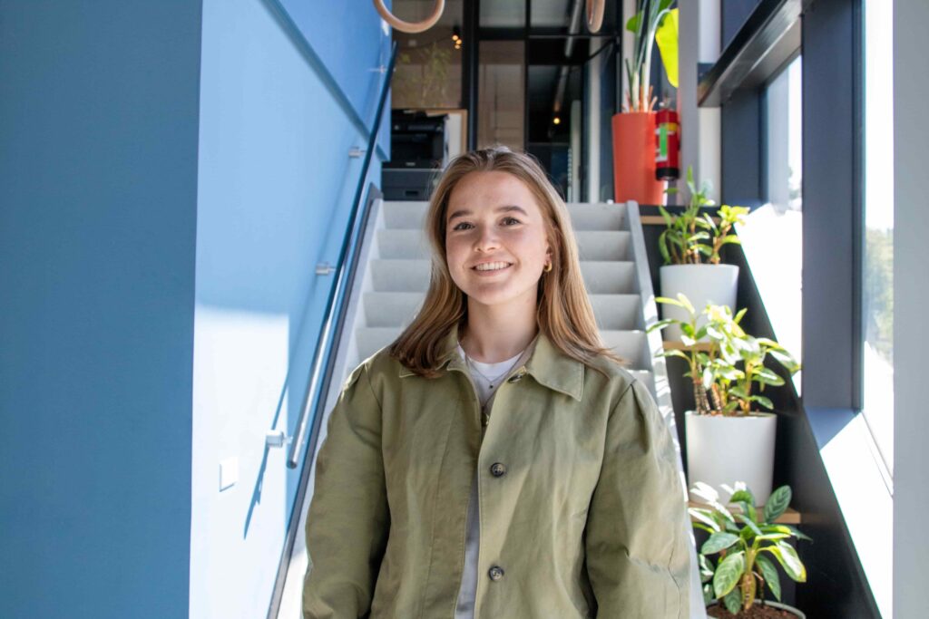 Een collega van REUS op de trap van het kantoor