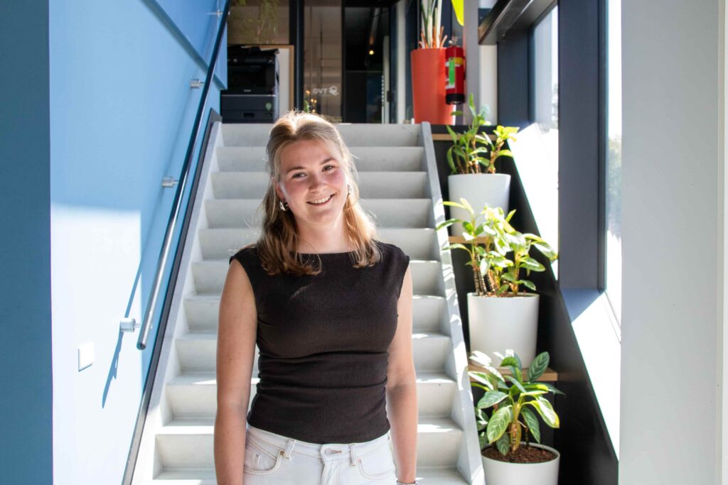 Een collega van REUS op de trap van het kantoor