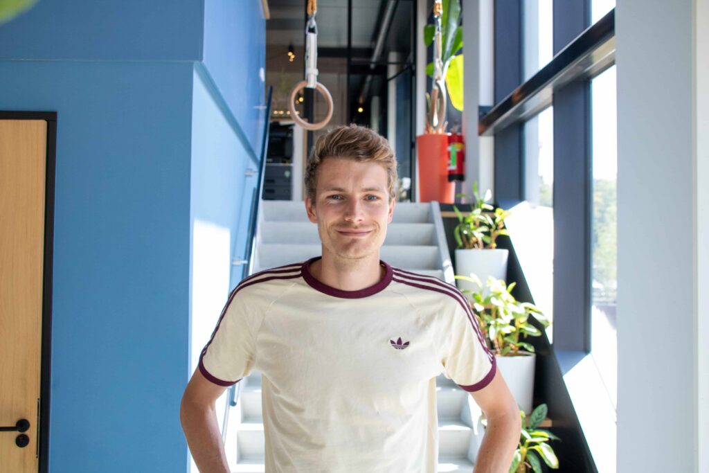 Een collega van REUS op de trap van het kantoor