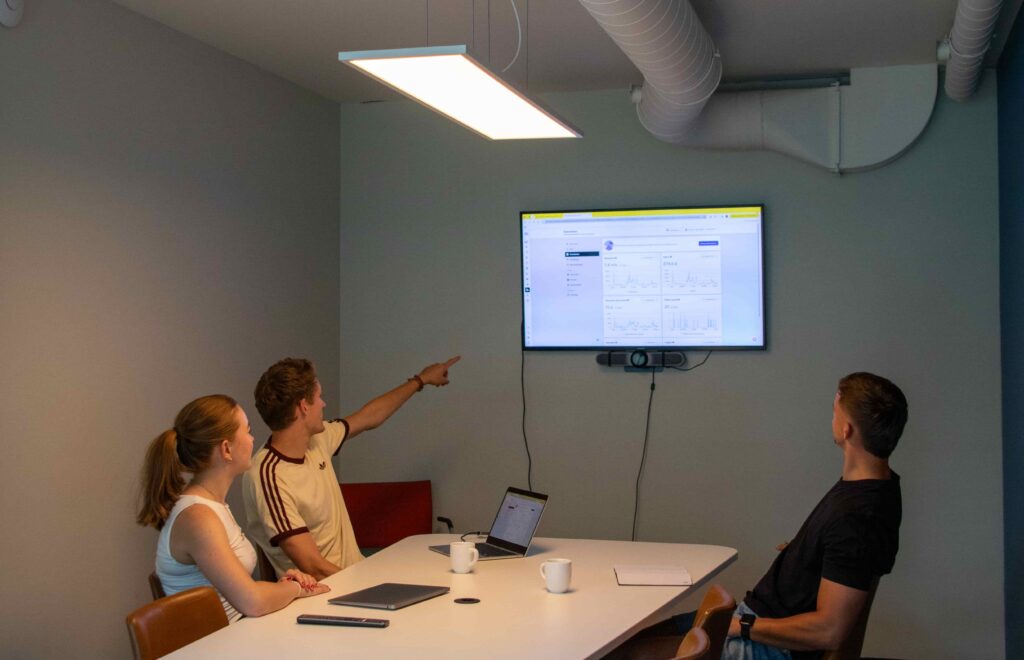 SEO uitbesteden: het team van REUS bespreekt de vindbaarheid van een website op een groot scherm