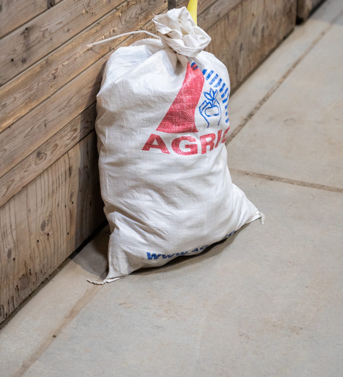 Zak met pootaardappelen van Agrico in de bewaarschuur
