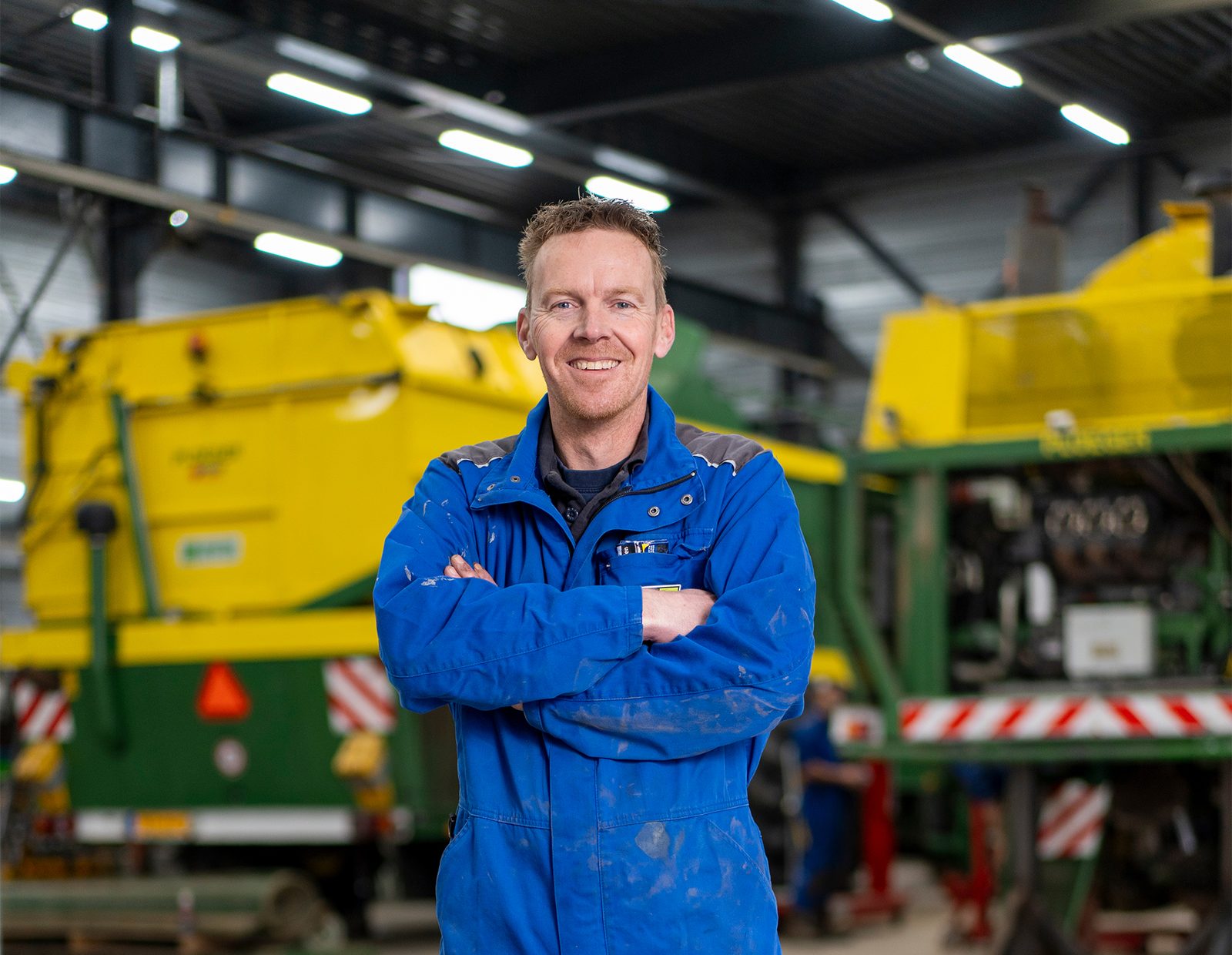 Monteur van Breure de Waard voor een tractor in de werkplaats
