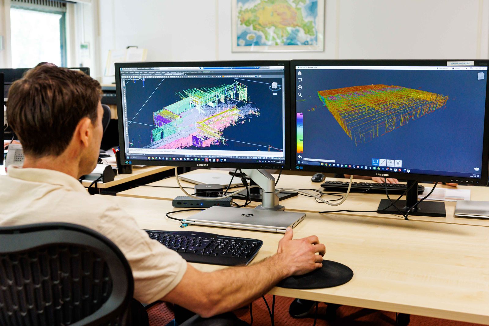 Medewerker van Facto Geo werkt aan een 3D-model