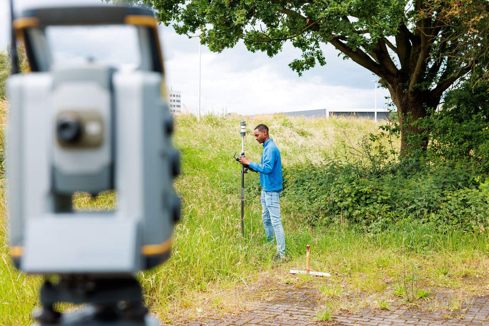 Landmeter van Facto Geo aan het werk in het veld