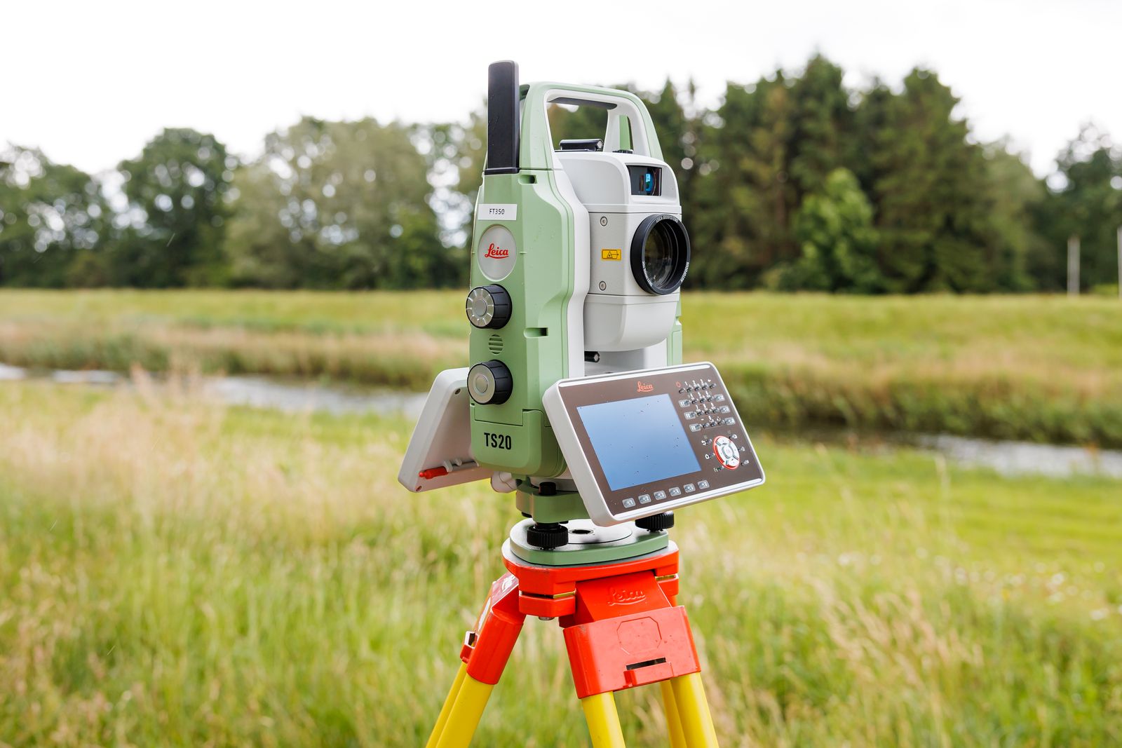 Total station van Facto Geo in het veld