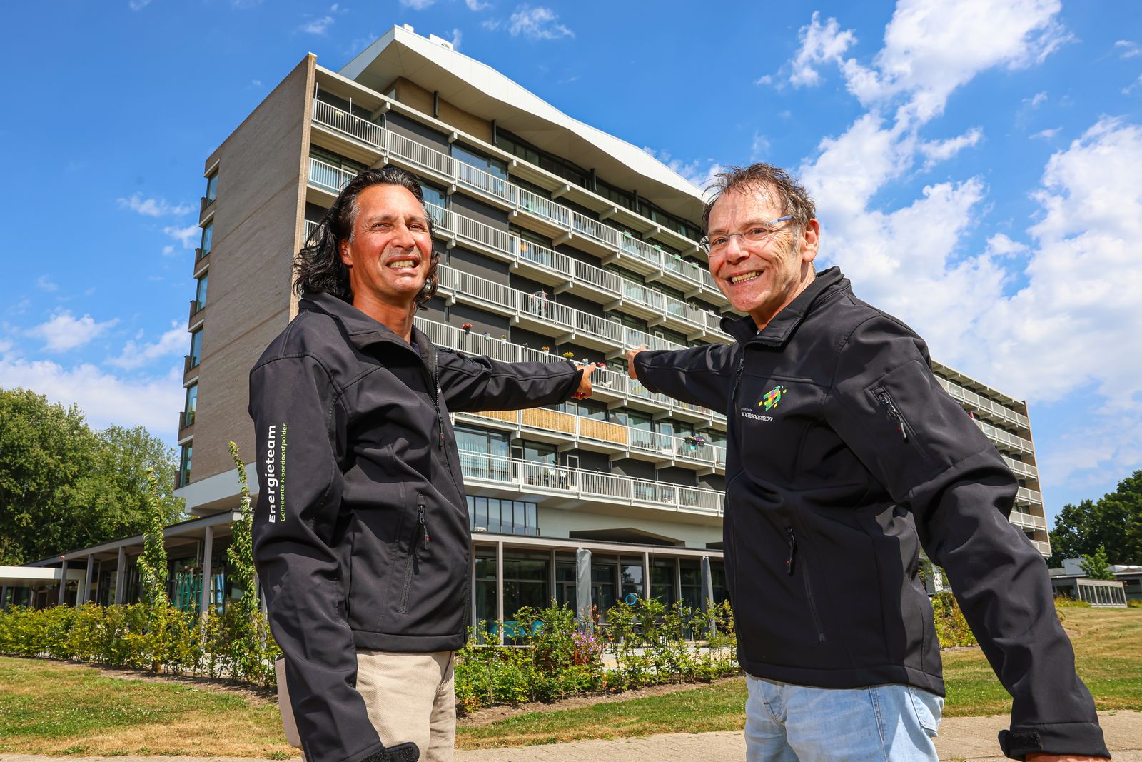 Event organisatie: het Energieteam wijst naar De Golfslag, de locatie van een energieavond in Emmeloord