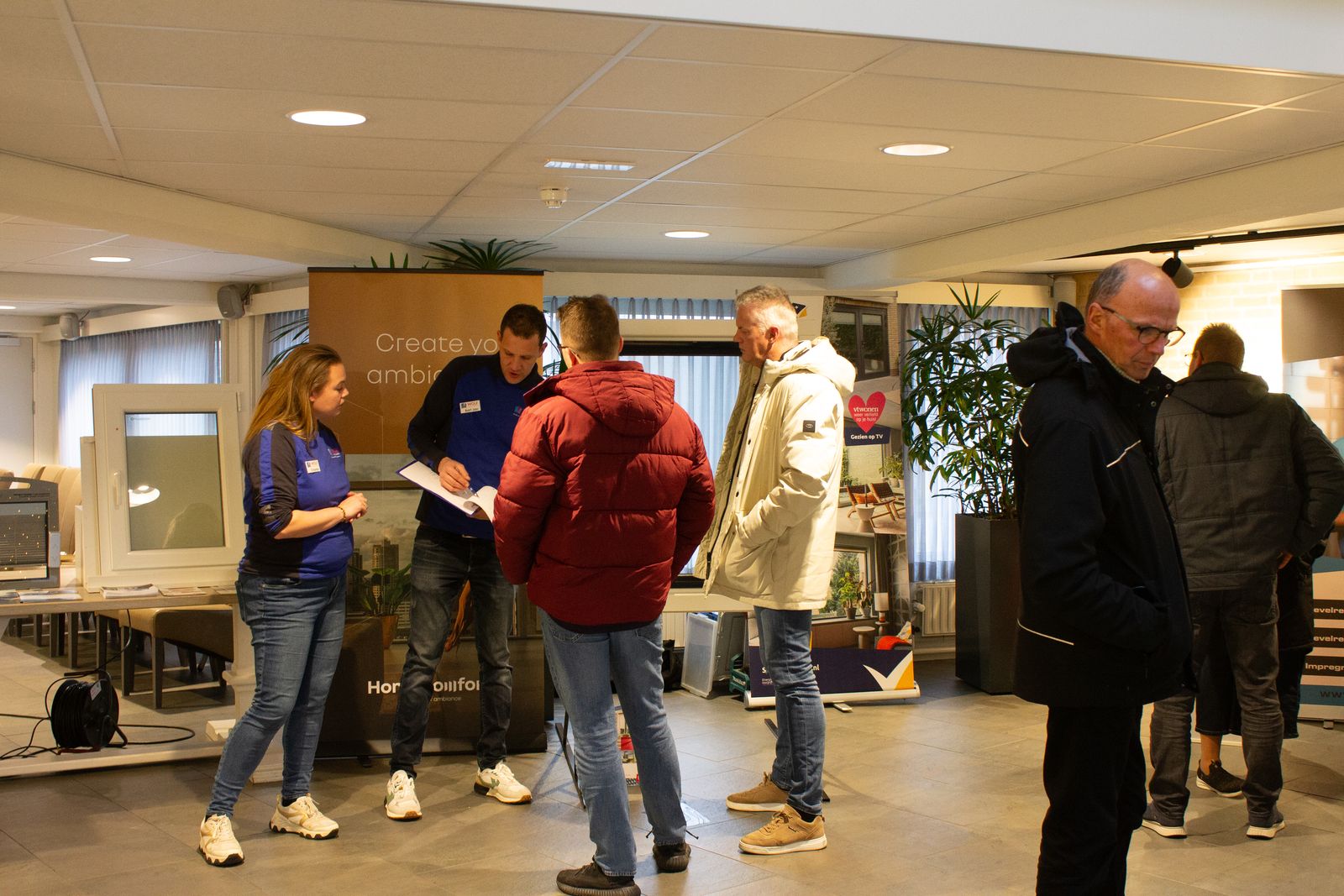 Bezoekers lopen langs de stands tijdens de Isolatietour