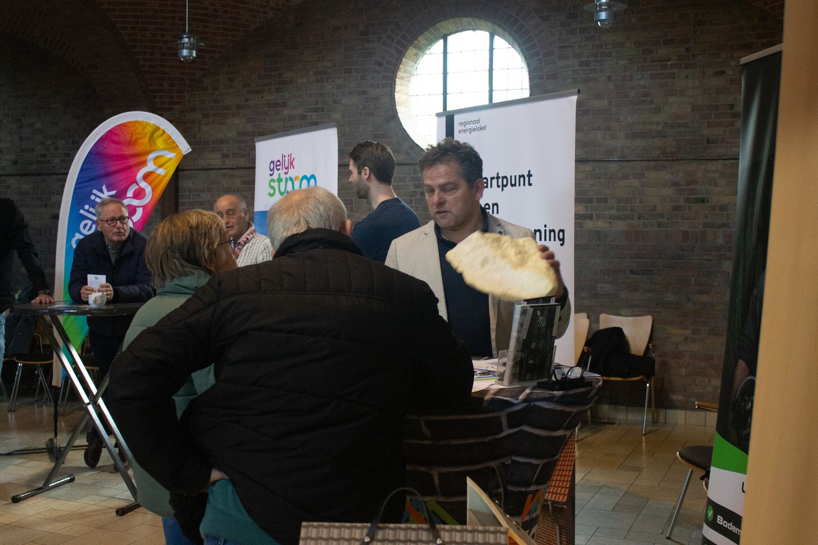 Een adviseur in gesprek met bezoekers tijdens de Isolatietour in Kraggenburg