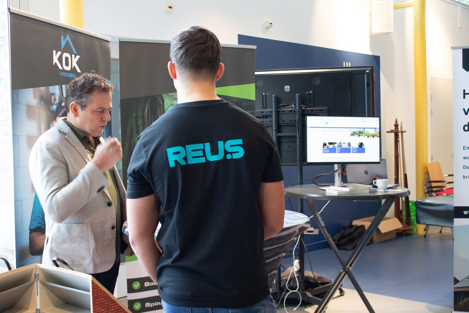 REUS in gesprek met een bezoeker van de Isolatietour