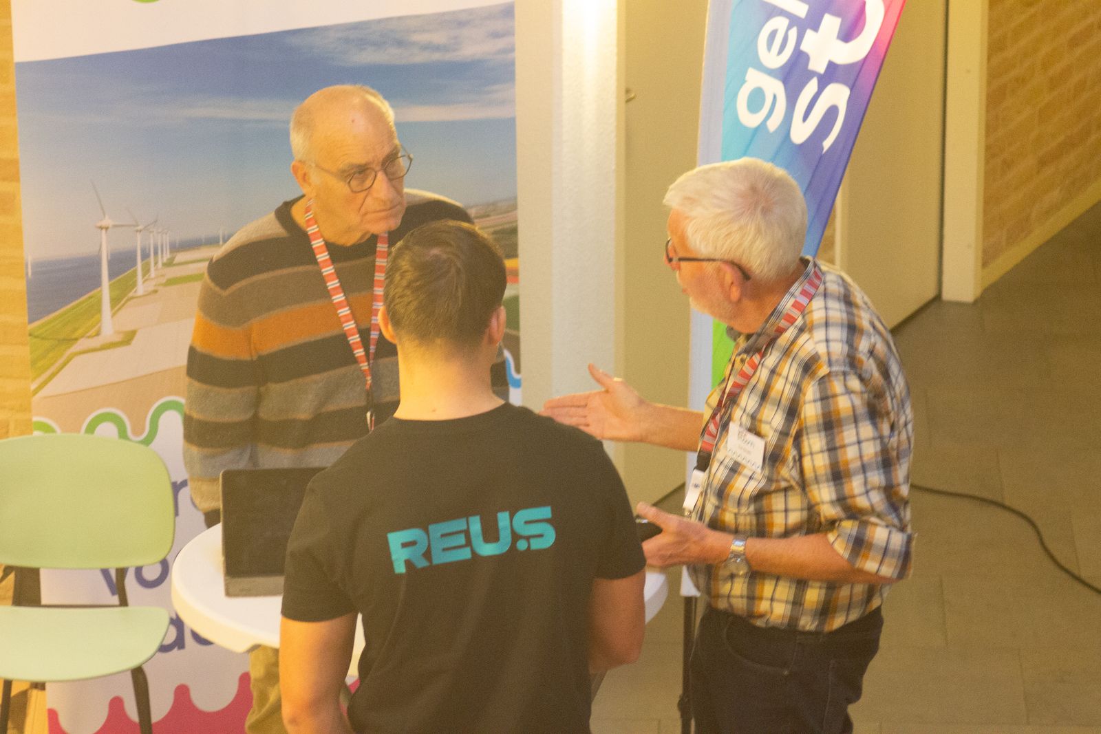 Volledige ontzorging: REUS in gesprek met een standhouder en een bezoeker tijdens de Isolatietour