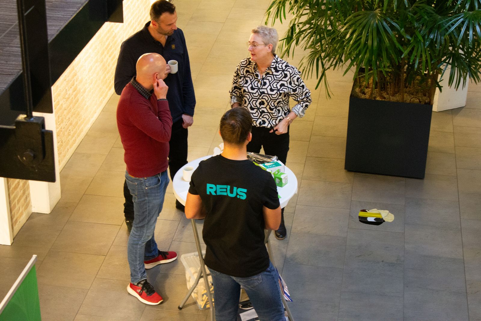Een medewerker van REUS tussen de bezoekers van de Isolatietour