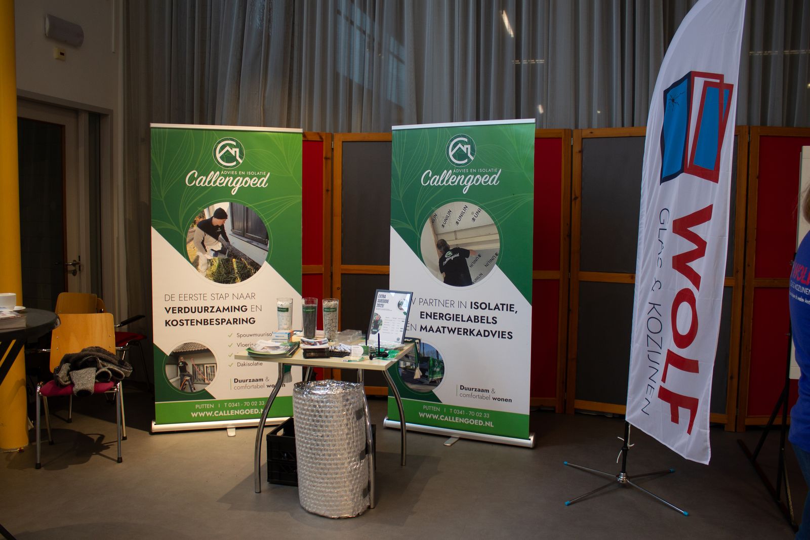 Standhouders in gesprek met bezoekers tijdens de Isolatietour