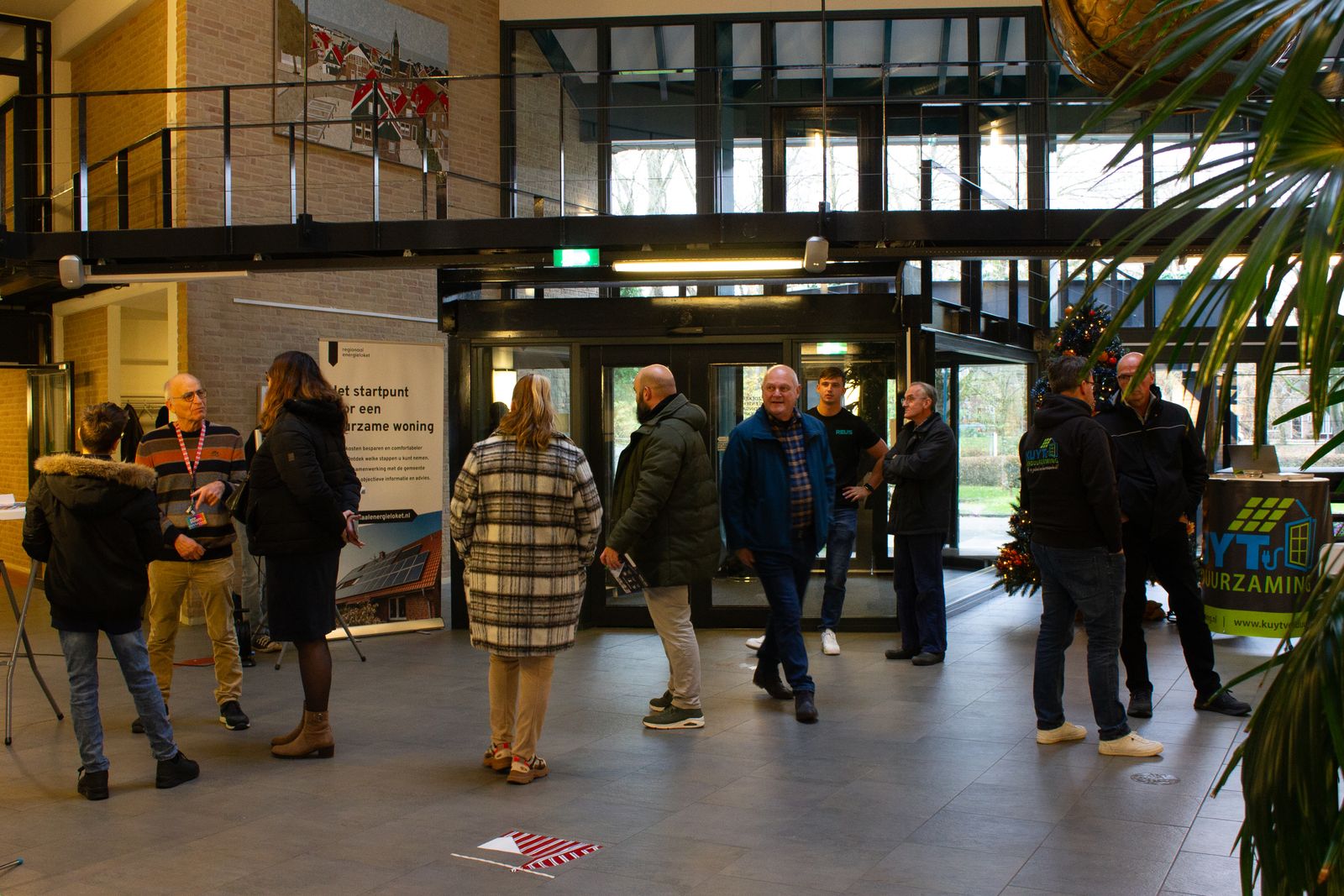Bezoekers van de Isolatietour in het gemeentehuis van Urk