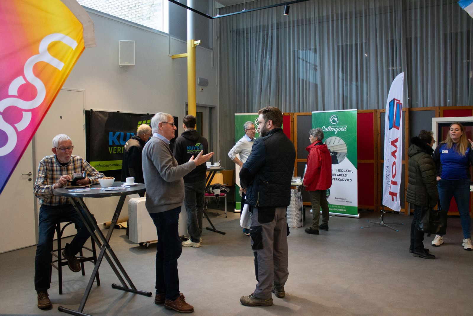 Bezoekers en standhouders in gesprek tijdens de Isolatietour