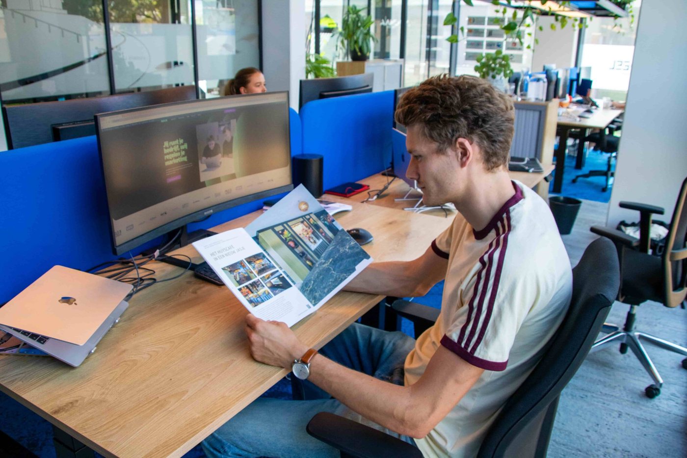 Collega van REUS bekijkt een brochure van een nieuwbouwproject