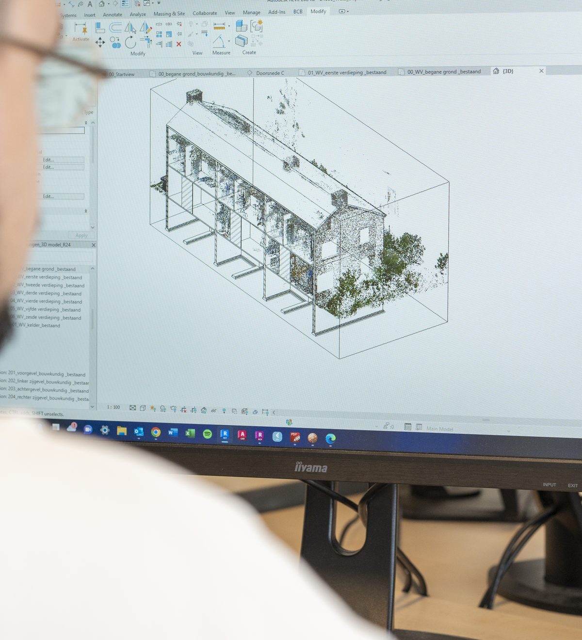 Bouwexpert van KPMS werkt aan een 3D-model van een gebouw