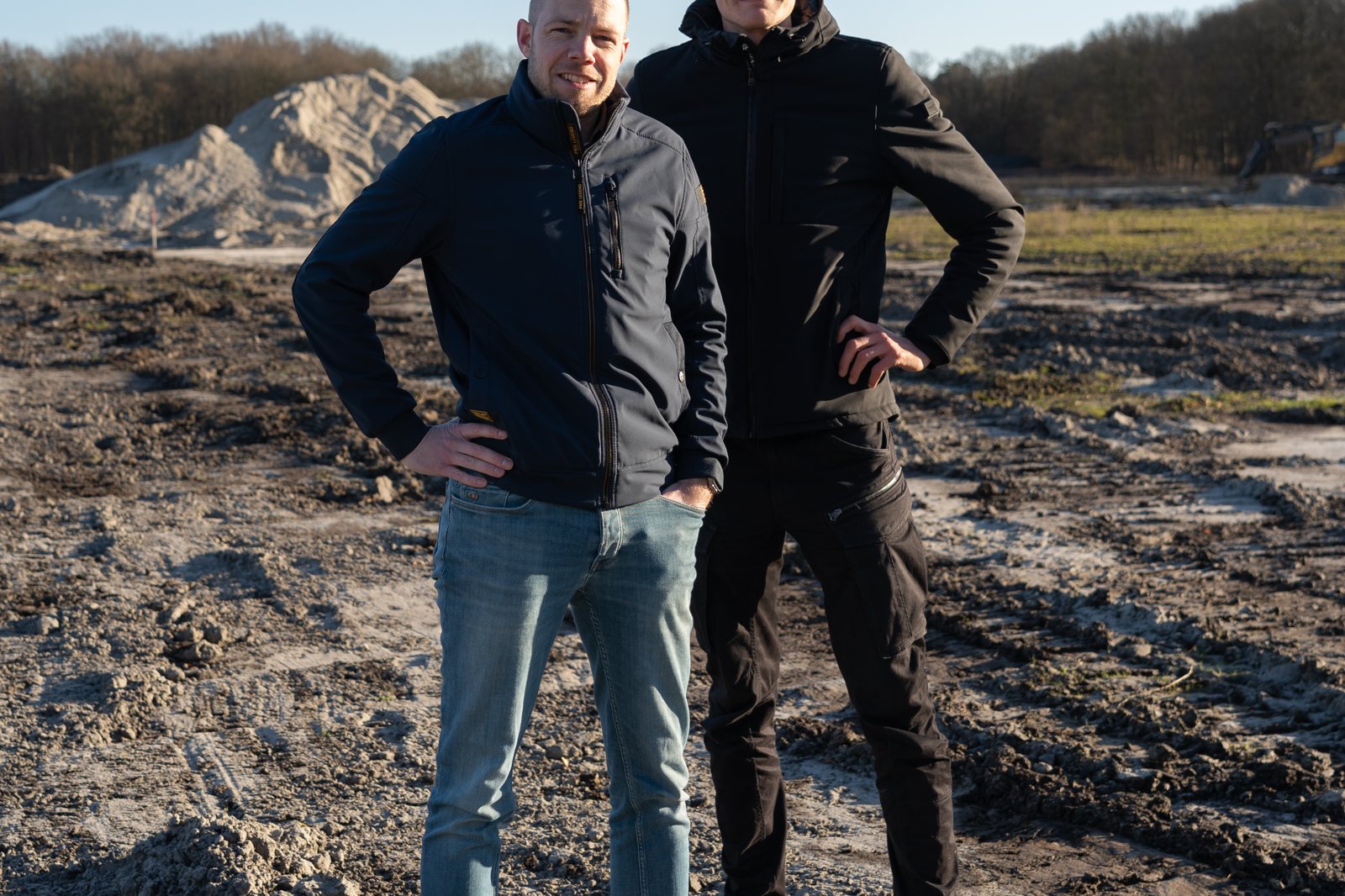 Twee mannen op de bouwgrond van een nieuwbouwproject
