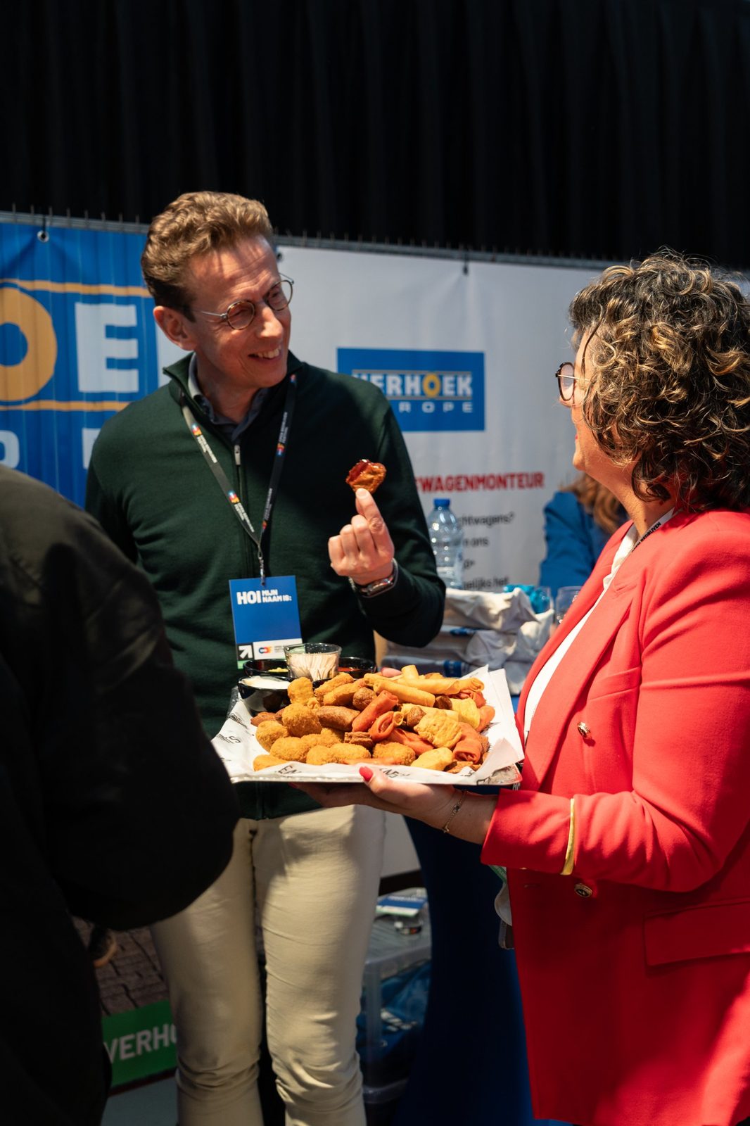 Gasten en werkgevers bij een stand op het Open Bedrijvenfestival