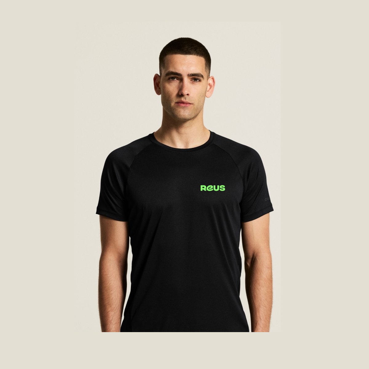Reuzenshirt van REUS gedragen, met klein REUS-logo op de borst