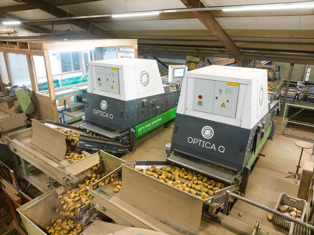 Optica Q sorteermachines van Tolsma-Grisnich in een verwerkingshal
