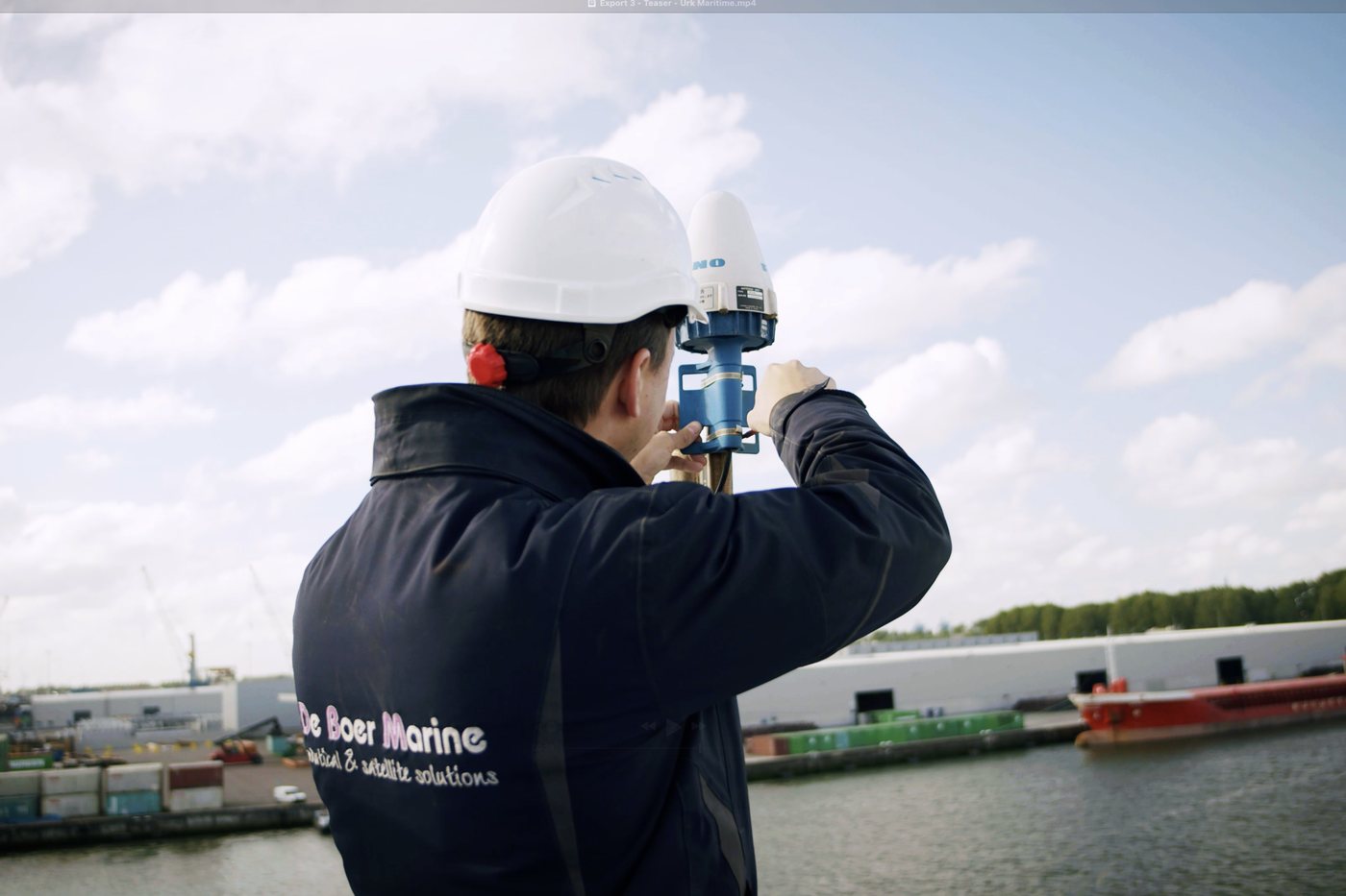 Monteur van De Boer Marine werkt aan een navigatiesysteem aan de kade