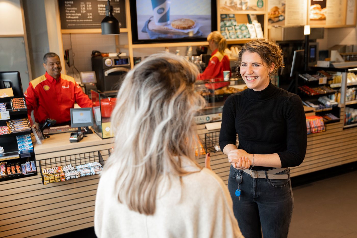Klant aan de balie van een tankstation van Van Staveren