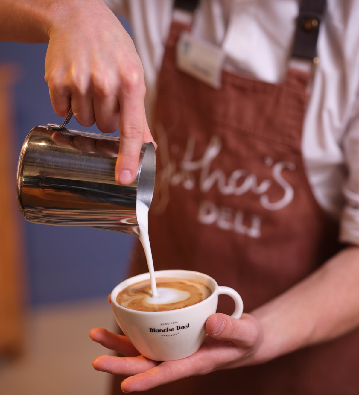 Barista van Jitha’s Deli schenkt een cappuccino